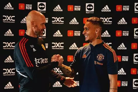 "لسنا مهتمين به".. تين هاج يغلق الباب أمام انضمام أنتوني إلى ليفركوزن